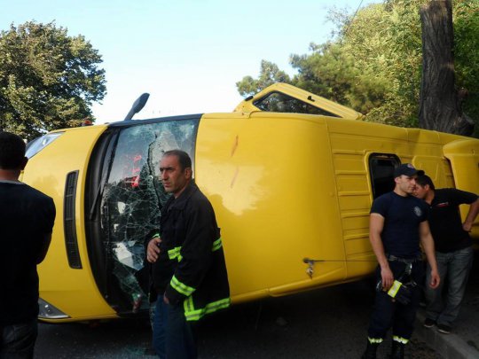 ავარია ყვითელი მიკროავტობუსისა და ტაქსის მონაწილეობით