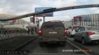 გზაზე მიმავალ ჯიპს წაქცეული რკინის თაღი დაეცა ზედ. რუსეთი