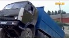 მძიმე ტვირთის გამო ჰაერში აწეული მანქანების ნაკრები.