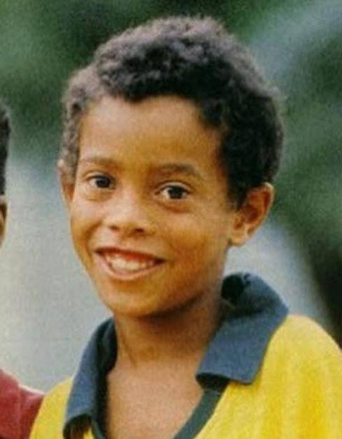 ბრაზილიელმა ფეხბურთელმა რონალდინიომ პრესის ყურადღება პირველად 13 წლის ასაკში მიიპყრო