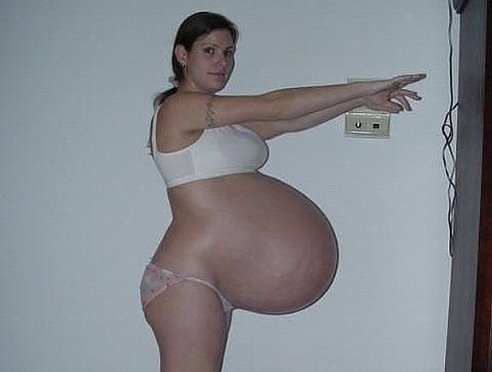 სენსაცია.ეს ფეხმძიმე ქალი მუცლით 7 ბავშვს ატარებს.