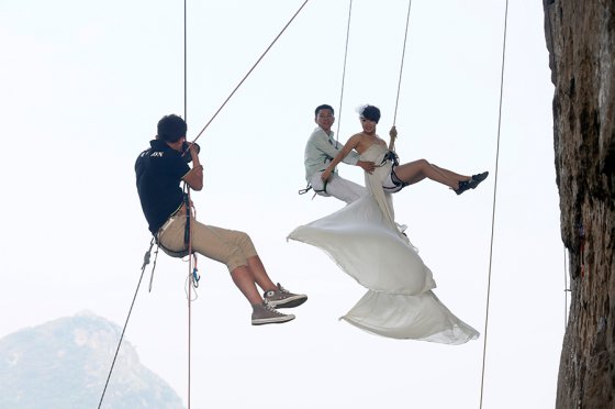 "შერეკილი" სიძე-პატარძალი ქორწილის დღეს ალპინიზმითაა დაკავებული.