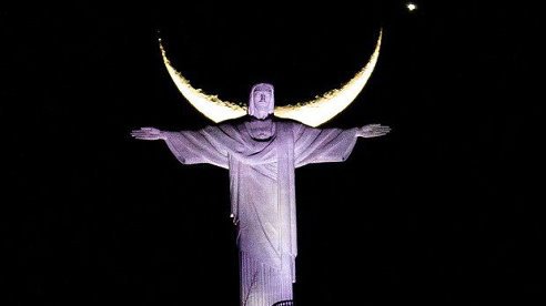 ნახევარმთვარეობისას რიო-დე-ჟანეიროში ქრისტეს ქანდაკება მთვარეს ერწყმის.