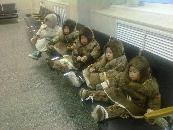 ბავშვები ნარიან-მარის აეროპორტში