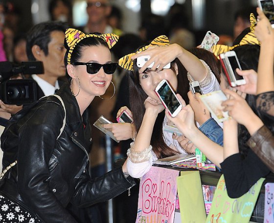 Katy Perry იაპონელ გულშემატკივრებთან ერთად გადაიღო ფოტო