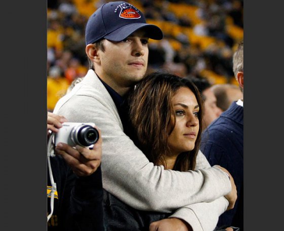 Ashton Kutcher და Mila Kunis დროს საფეხბურთო მატჩზე