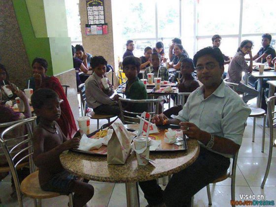 ინდოელმა მამაკაცმა გადაწყვიტა მისი პირველი ხელფასი გაჭირვებულ ბავშვებთან ერთად აღენიშნა