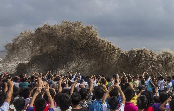ტურისტები გიგანტურ ტალღას სურათს უღებენ(ჩინეთი)