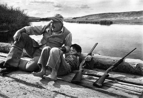ერნესტ ჰემენგუეი და მისი შვილი გრეგორი. სან-ვილი, აიდაჰოს შტატი, აშშ. 1941 წელი.