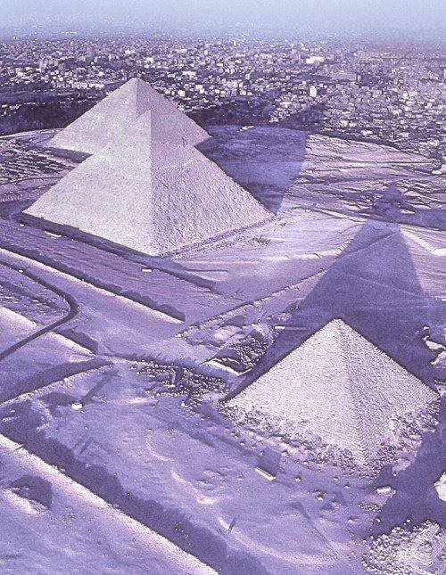 თოვლით დაფარული პირამიდები (112 წლის შემდეგ ეგვიპტეში პირველად მოთოვა)