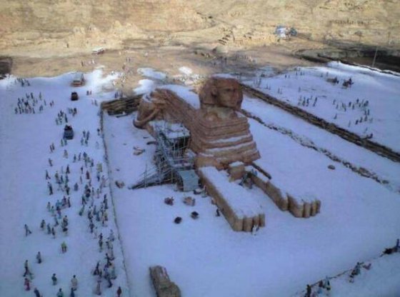 თოვლით დაფარული სფინქსი და გაკვირვებული ეგვიპტელები