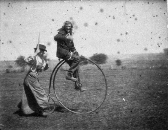 ველოსიპედის პირველადი მოდელი.1900. ფოტოზე აღბეჭდილია ბობ სპიერსი დასთან ერთად.