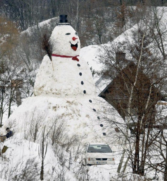უზარმაზარი თოვლის კაცუნა.