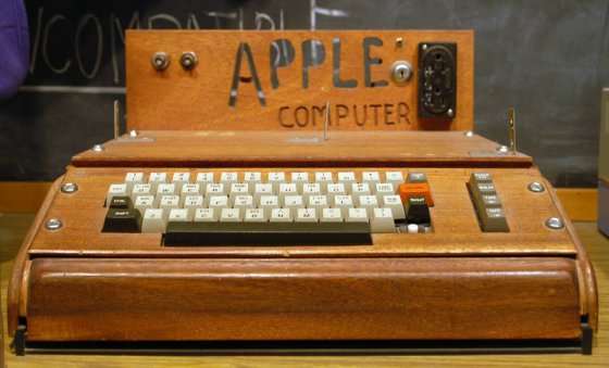 "Apple I" ეფლის პირველი პერსონალური კომპიუტერი,რომელიც დამზადდა 1976 წელს