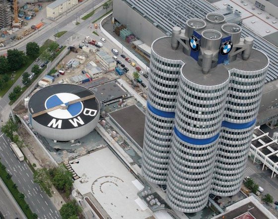 BMW-ს ოფისი და მუზეუმი. გერმანია. მიუნხენი.