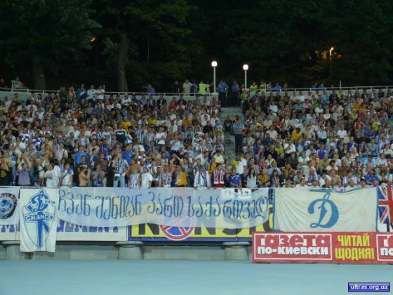 კიევის დინამოს "ულტრასების" ბანერი, მატჩი მოსკოვის სპარტაკთან. 2008 წლის აგვისტოს ომის დროს.