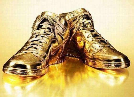 Nike-ს ფირმის "ოქროს ბოტასი", რომელიც 5 405$-ად გაიყიდა.