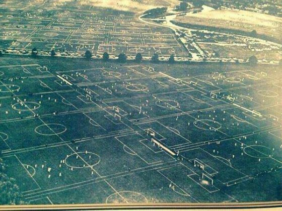 ფეხბურთის 88 მოედანი ერთ ადგილზე ჰაკნი, ლონდონი 1955 წელი