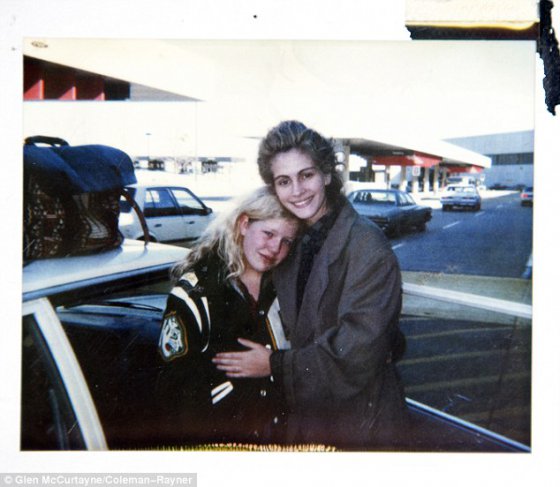 ფოტოზე მსახიობი ჯულია რობერტსი გარდაცვლილ დასთან ერთად წლების წინ