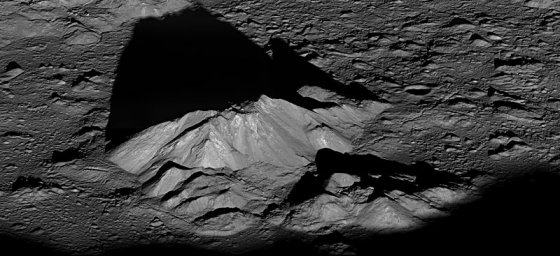 მთვარის კრატერი ტიხო. ფოტო გადაღებულია LRO-ს მიერ