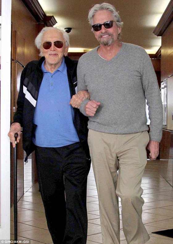 მაგარია! 69 წლის მაიკლ დუგლასი 97 წლის მამასთან ერთად
