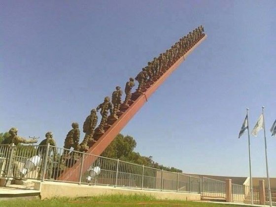 22 გარდაცვლილი ჯარისკაცის ძეგლი. "ცისკენ მიმავალი ჯარისკაცები"
