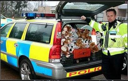 ბრიტანულ პოლიციას თან დააქვს სათამაშო დათვები რათა ავტოსაგზაო შემთხვევის შემდეგ ბავშვები დაამშვიდონ