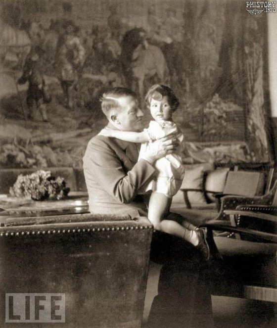 ადოლფ ჰიტლერი და გრეტ შნაიდერის სვილი, ევა ბრაუნის მეგობრის ურსულას შვილი, 1942 წელი
