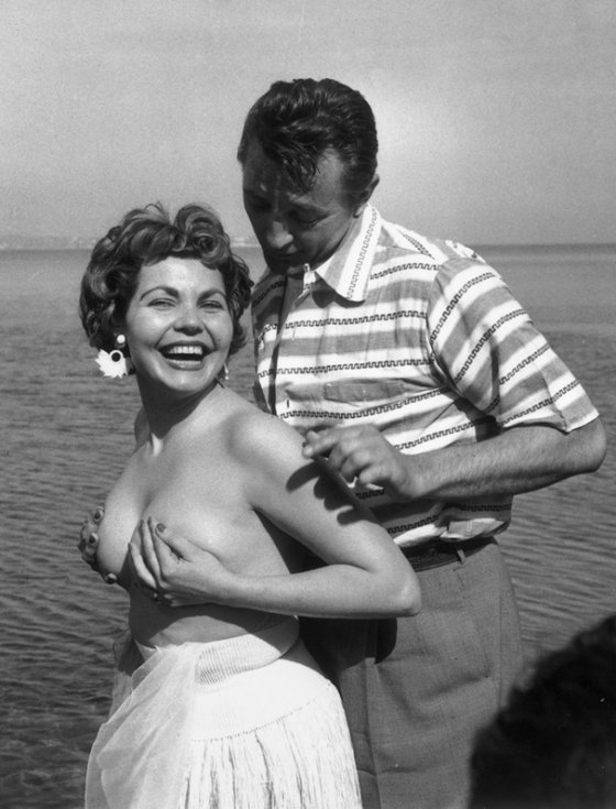ფოტო გადაღებულია კანის ფესტივალზე 1954 წელს. Simone Silva და Robert Mitchum
