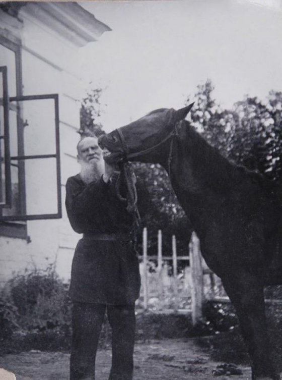 Лев Толстой თავის ცხენთან ერთად