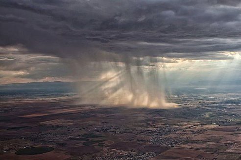 თვითმფრინავიდან გადაღებული ფოტო წვიმის დროს ოკეანეზე