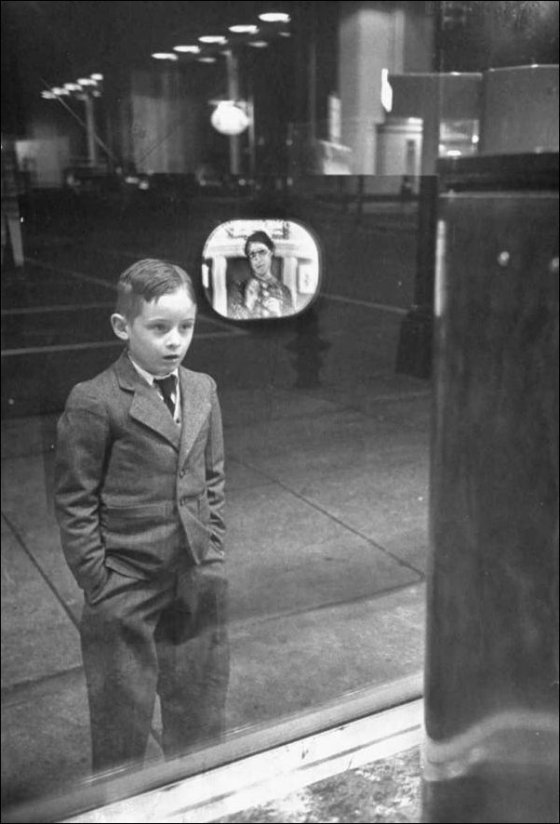 ისტორიული ფოტო:ბიჭუნამ პირველად იხილა ტელევიზორი მაღაზიის დახლზე(1948წ)