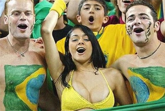 ამ ბრაზილიელმა გოგონამ ცოტა ხანში თავის ძუძუები ყველას დასანახად ამოყარა