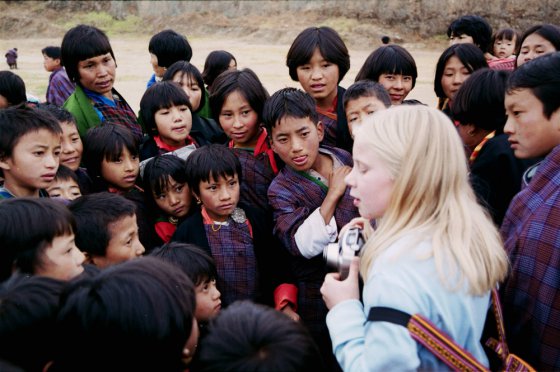 მიყრუებულ აზიურ სოფელში ბავშვებმა პირველად ნახეს თეთრკანიანი გოგონა