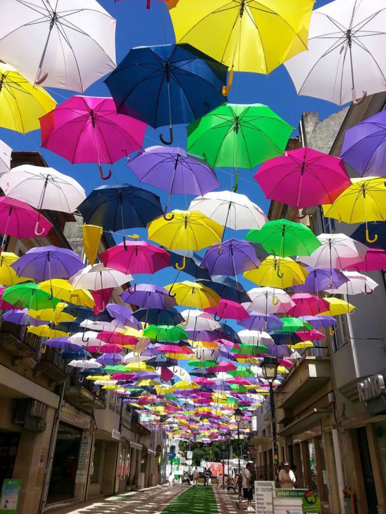ფერადი ქოლგების ფესტივალი პორტუგალიაში