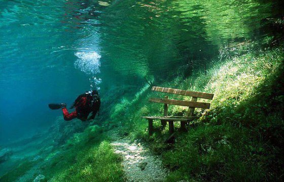 უჩვეულო პარკი ავსტრიაში, რომელიც ზაფხულობით წყლით იფარება