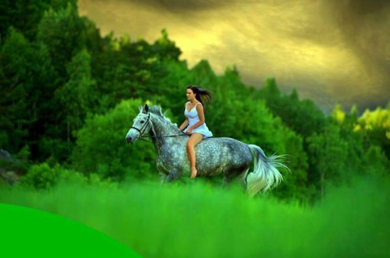 ლამაზი ბუნებაში ქალი ცხენით ჯირითობს