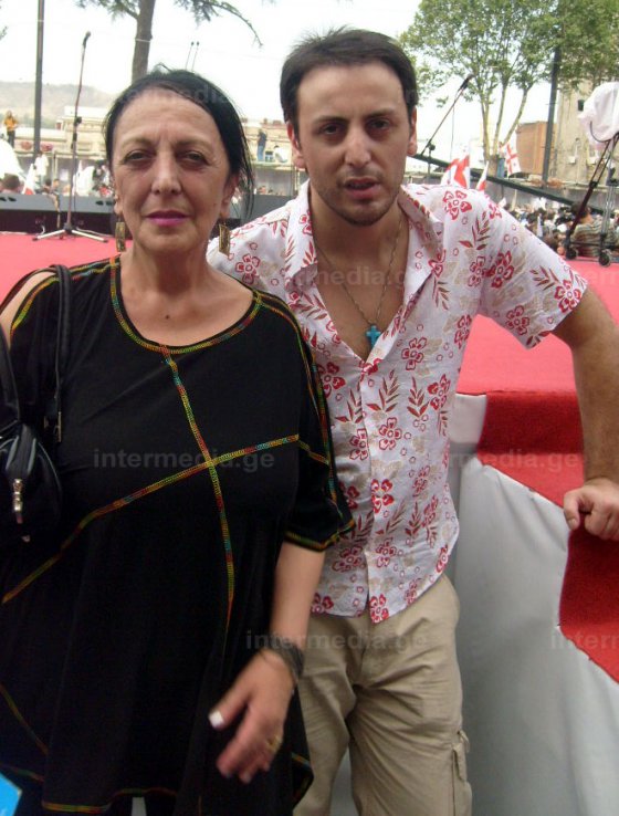 ანრი ჯოხაძე დედასთან ერთად 2008 წლის 12 აგვისტოს