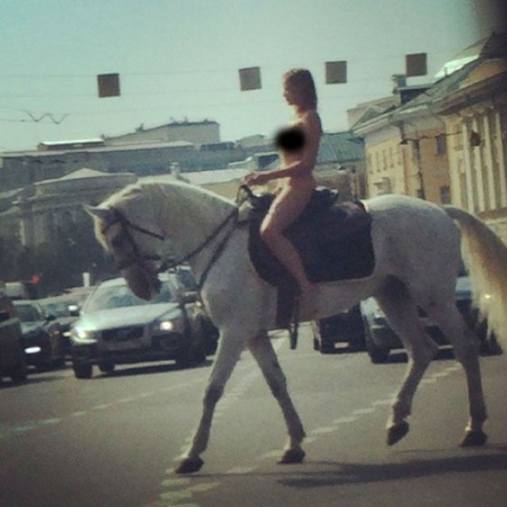 მოსკოვის ცენტრში შიშველმა გოგონამ ცხენით ისეირნა