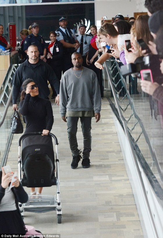 Kim Kardashian & Kanye West პაპარაცის ობიექტივში