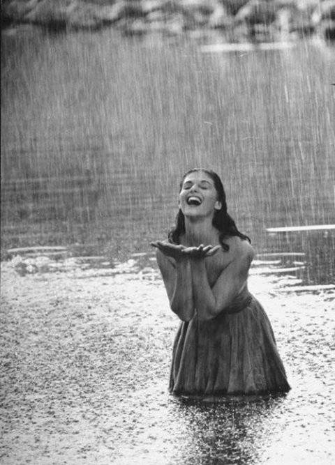ქალი წვიმაში რომ ილუმპება რატომ იცინის უმისამართოდ?