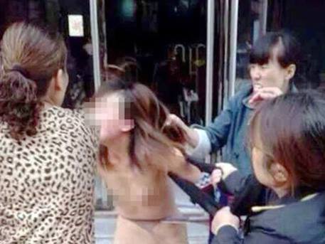 ჩინეთში ქალს სახალხოდ გახადეს და ცემეს ღალატის გამო