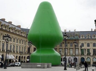 პარიზში დადგეს საშობაო ნაძვის ხე,რომელიც სექს-სათამაშოს წააგავს