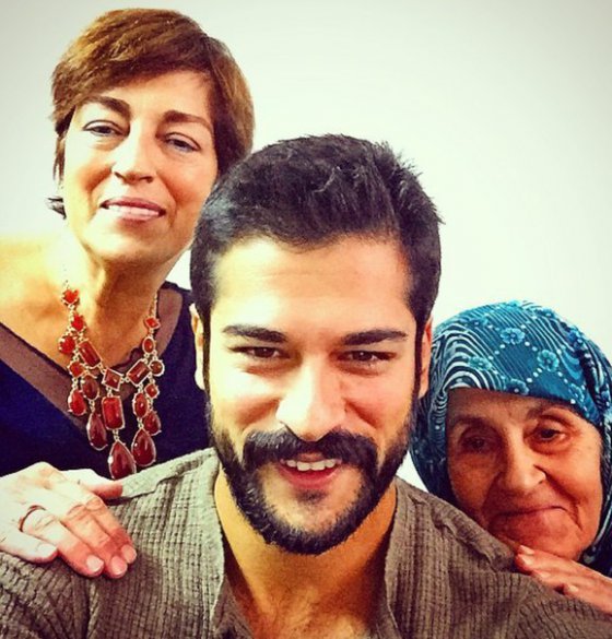 პოპულარული თურქი მსახიობი ბურაკ ოზჩივიტი დედასთან და ბებოსთან ერთად