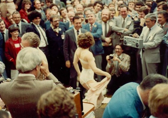 სტრიპტიზის მოცეკვავე საფონდო ბირჟაზე ტორონტოში 70-იანი წლების ბოლო