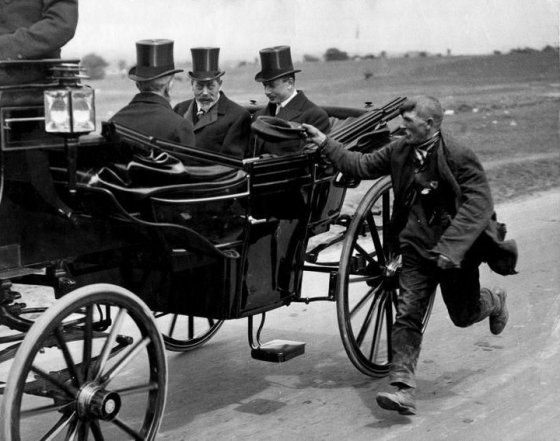 მათხოვარი ბრიტანეთის მეფის გეორგ V-ის ეკიპაჟს მისდევს,1920 წელი