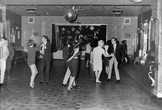 "ბითლზი" ღამის კლუბში უკრავს 1961 წელს ,სადაც სულ 18 ადამიანი ერთობა