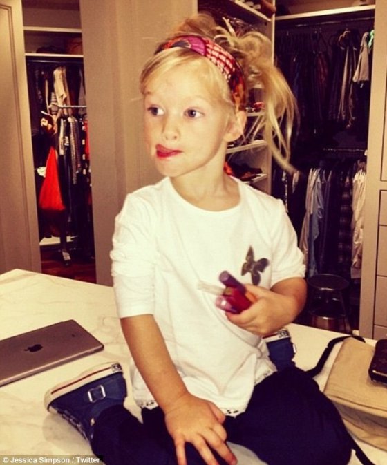 2 წლის საყვარელი გოგონა - Jessica Simpson posted a photo daughter Maxwell