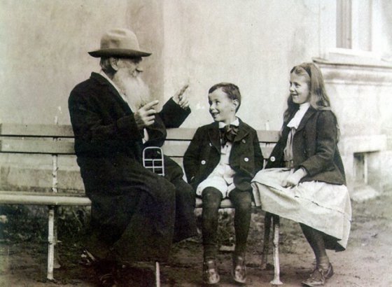 ლევ ტოლსტოი უყვება ისტორიას თავის შვილიშვილებს, 1909 წელი