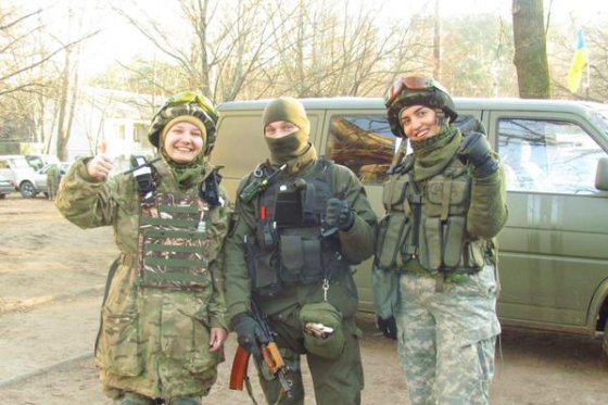 უკრაინელი გოგოები სამხედრო ფორმაშიც კი ულამაზესები არიან.